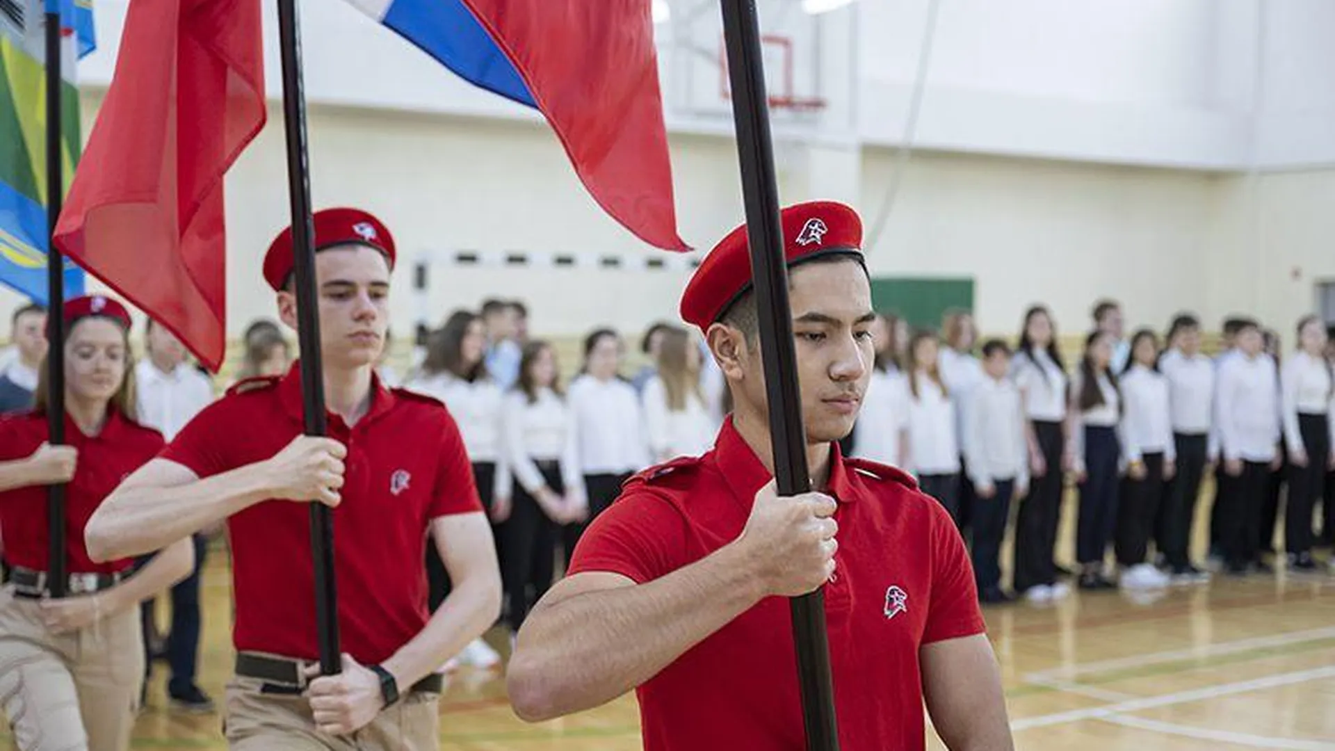 Алексей Спасский принял участие церемонии поднятия флага в одной из школ Ленинского округа