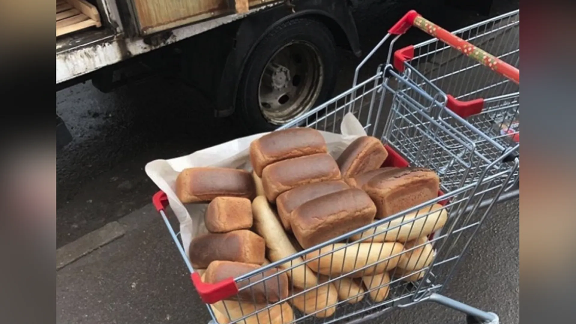 Разгрузку хлеба без упаковок в грязные тележки сняли очевидцы в люберецком супермаркете
