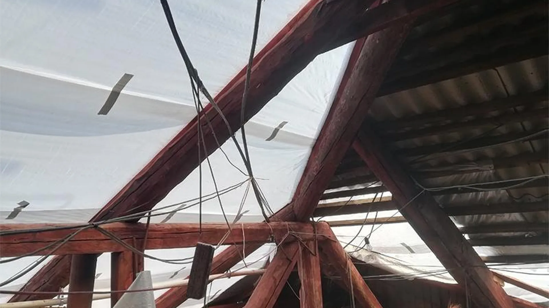 Крышу дома в Серпухове отремонтировали полиэтиленом