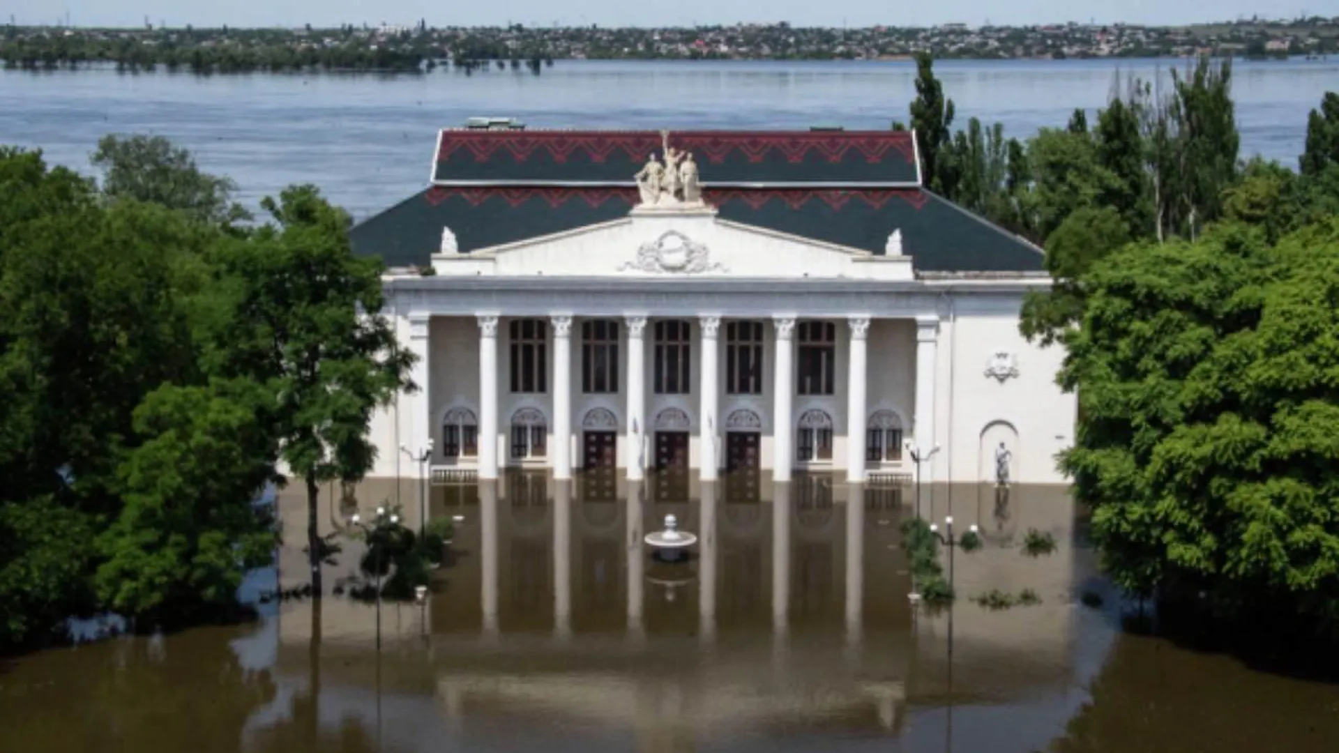 Центральная площадь Новой Каховки, затопленная после разрушения Каховской ГЭС