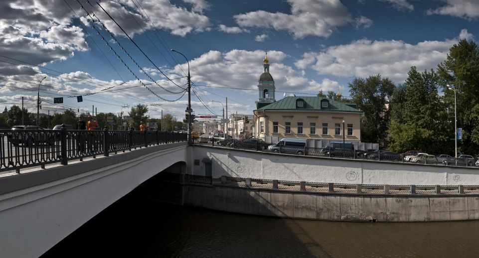 Источник 360.ru: мужчина с ножом упал в реку в центре Москвы