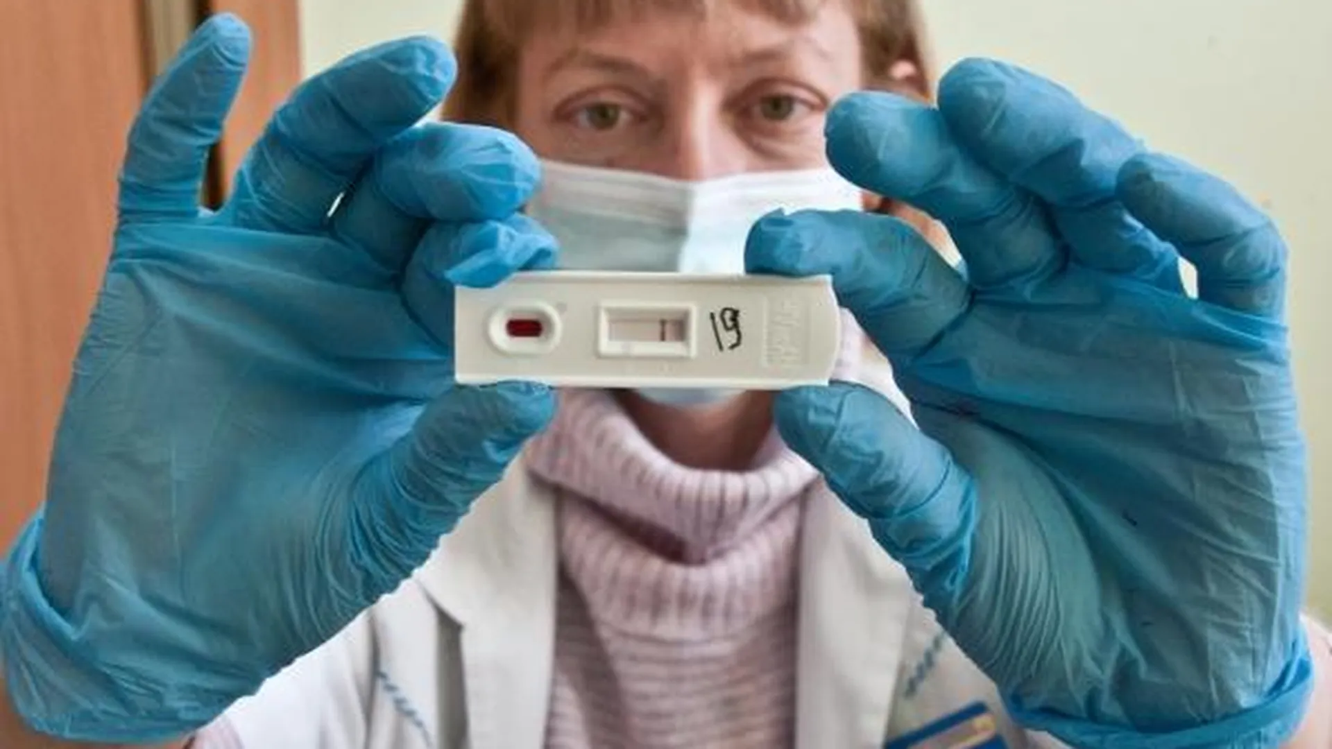 Медицинский работник демонстрирует экспресс-тест на ВИЧ-инфекцию