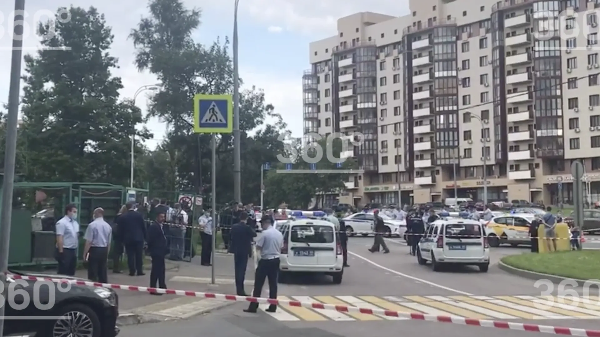 Открывший огонь по полицейским на Ленинском проспекте скончался — СМИ