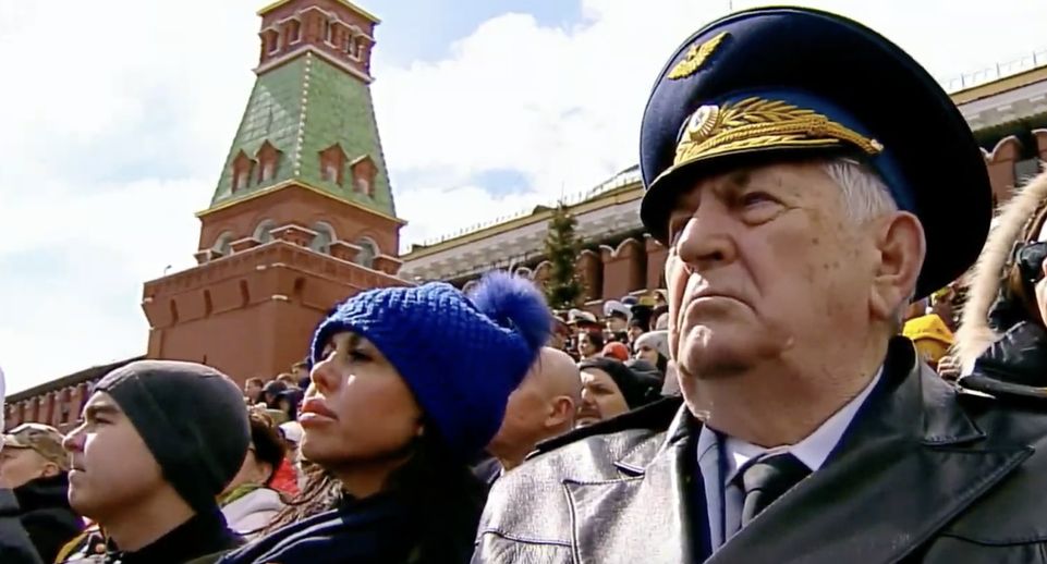 Путин с трибуны на Красной площади поздравил ветеранов с Днем Победы