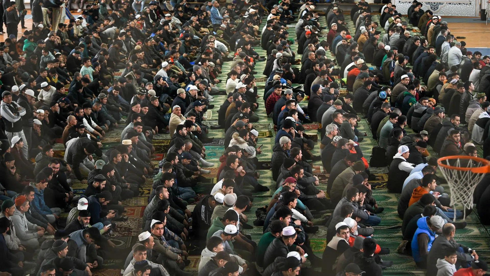 Более 8 тысяч мусульман в Химках приняли участие в праздничной молитве в честь Ураза-байрама