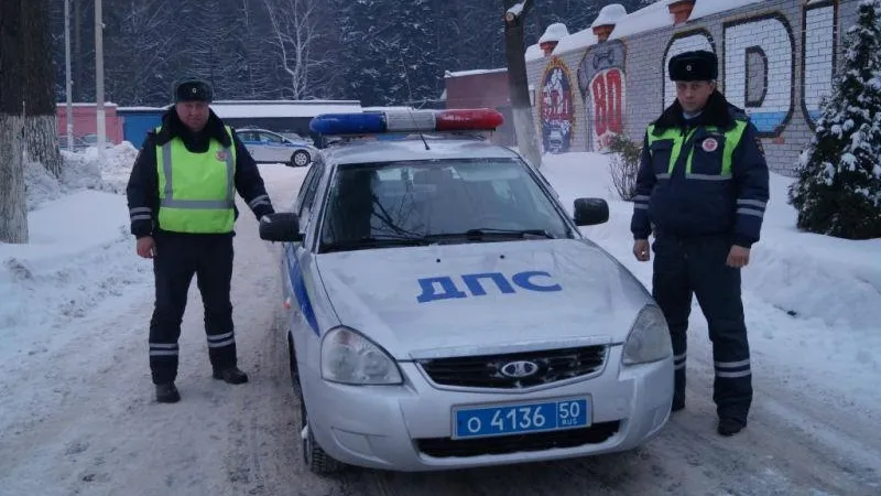 Подмосковные полицейские спасли замерзающего на дороге мужчину