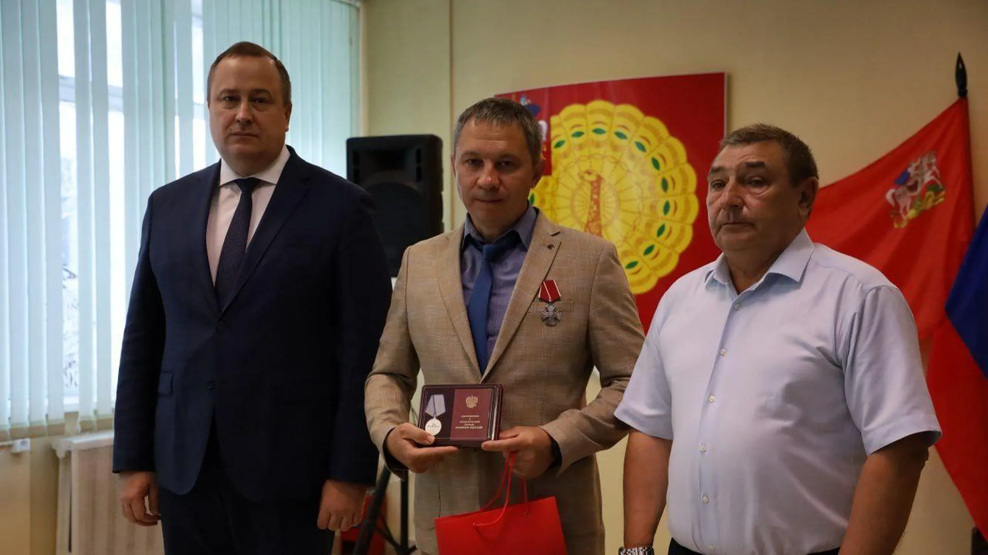 Глава городского округа  Серпухов вручил медаль участнику СВО