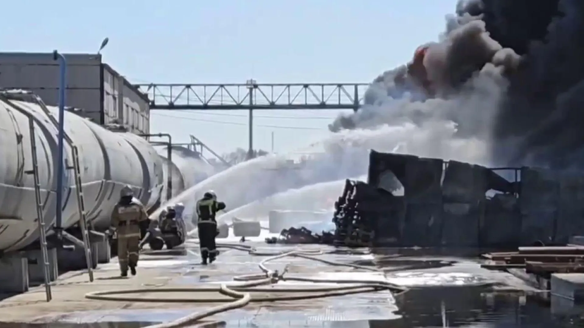 В Омске пожарные потушили загоревшиеся цистерны с нефтепродуктами