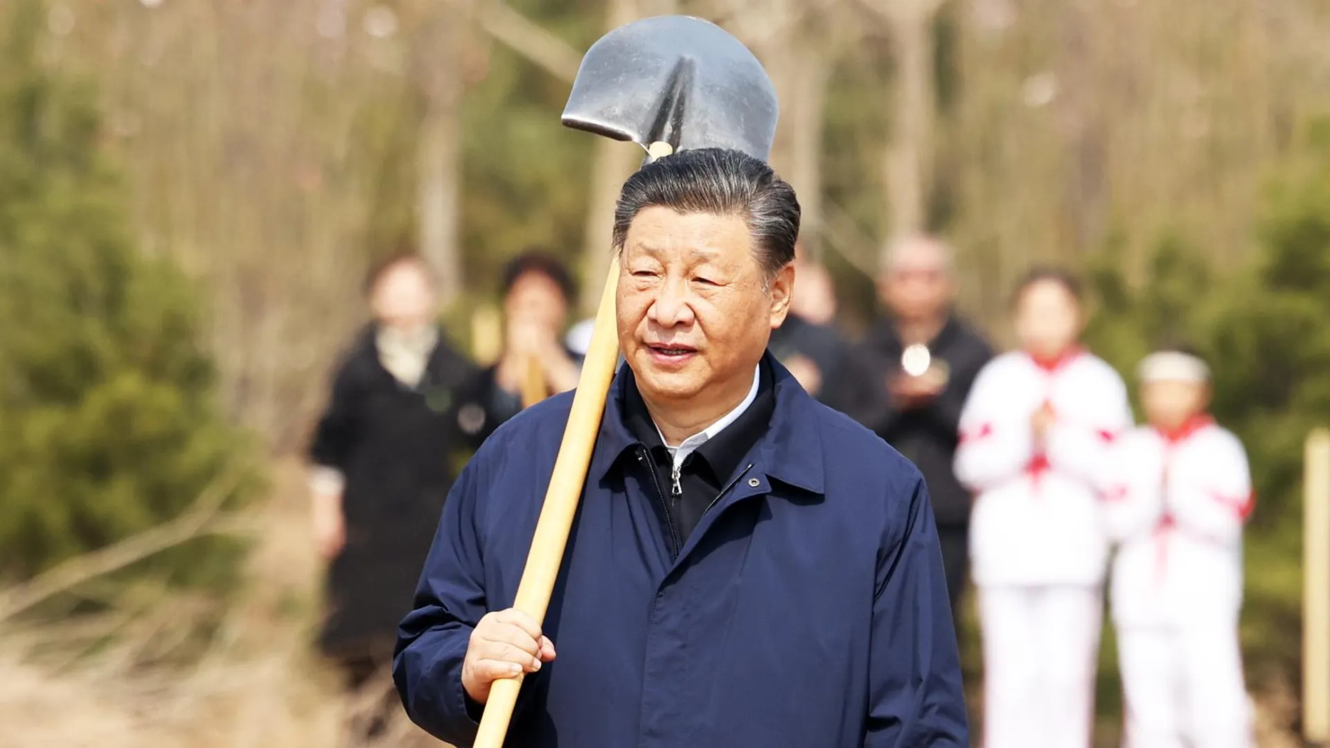 Си Цзиньпин на субботнике в Пекине, апрель 2024 года. Фото: Pang Xinglei
