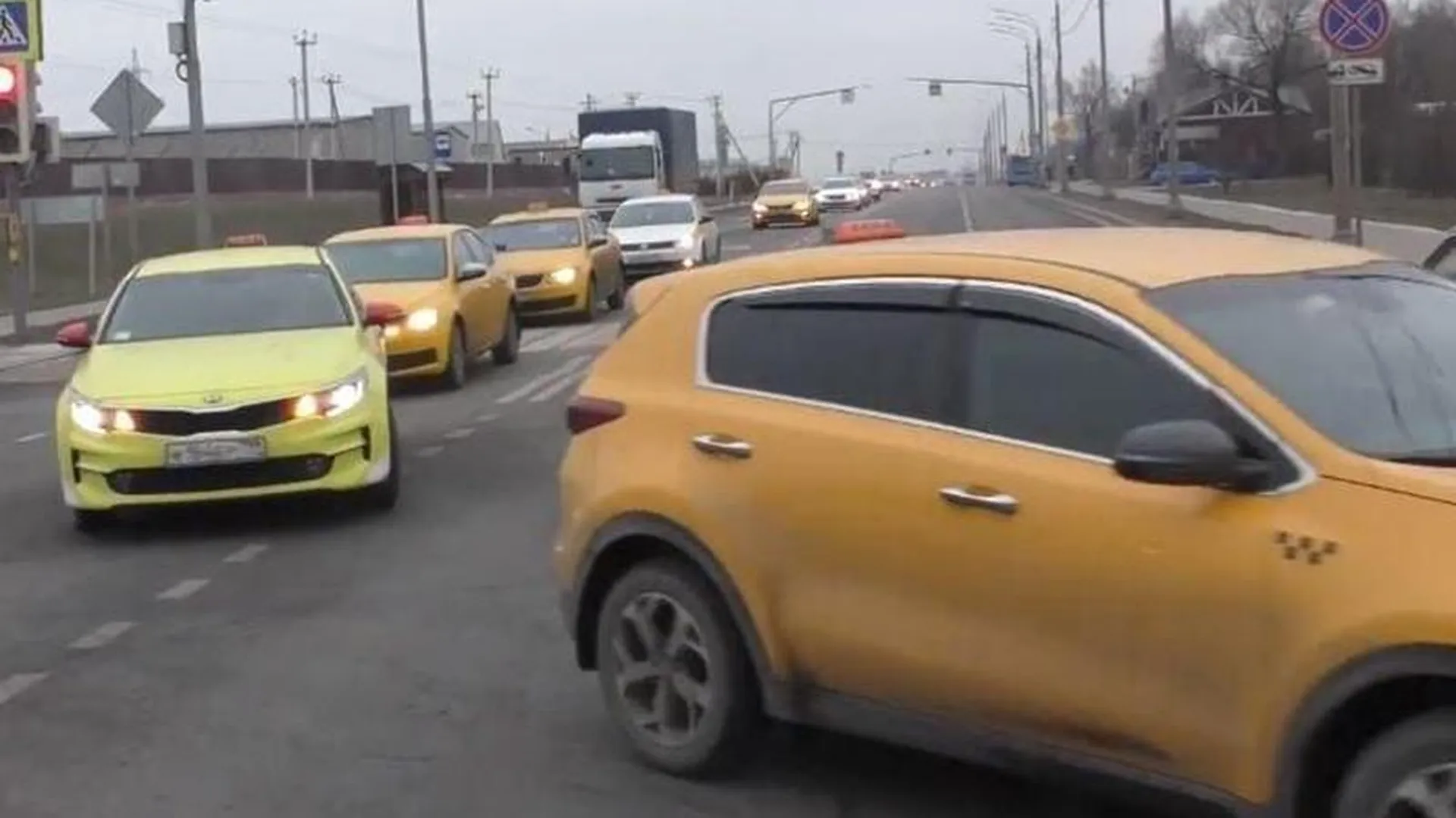 Колонна из десятков машин такси проводила в последний путь водителя, погибшего в Красногорске 