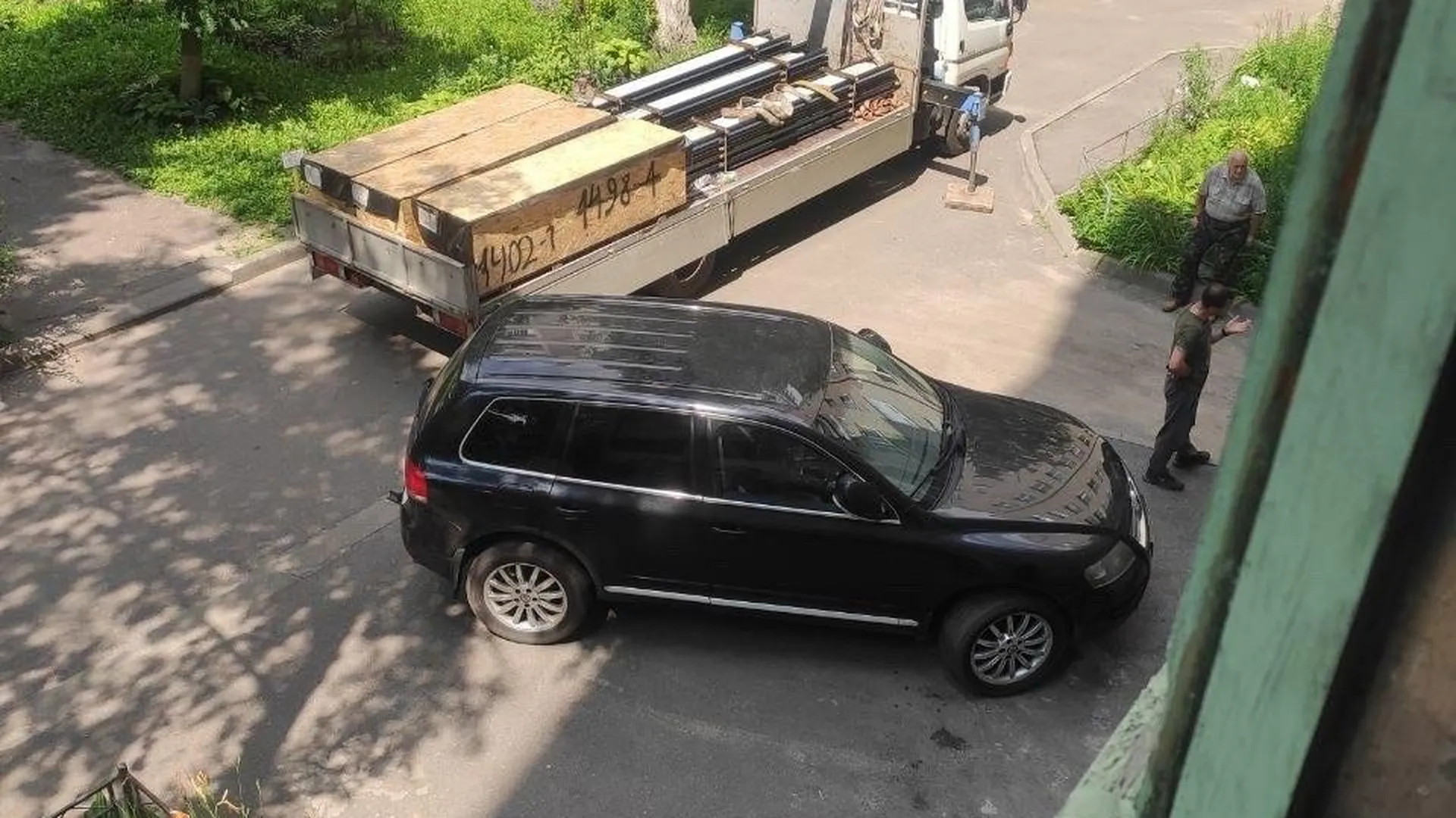 «Вы на меня направили оружие». Появилось видео из Воронежа, где женщина с арбалетом заблокировала вход в подъезд