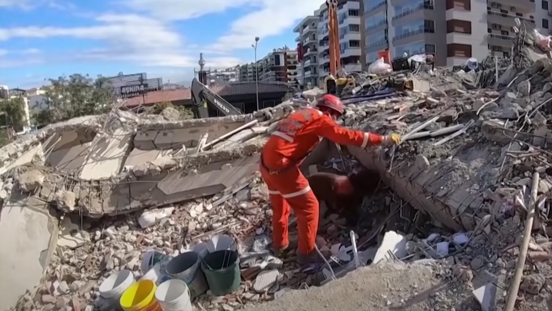 Ребенка спасли из-под завалов в Турции спустя 4 дня после землетрясения