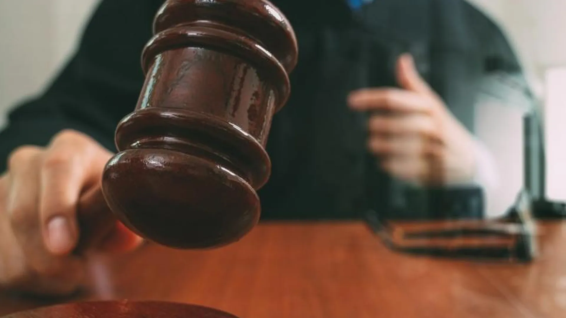 Мособлсуд оправдал адвоката, которому грозило наказание за клевету на судью 