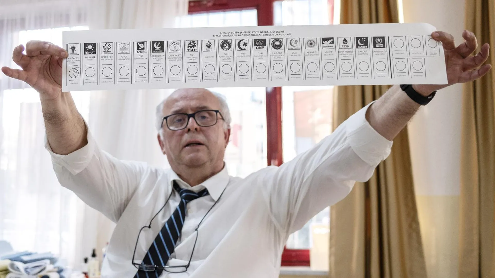 Председатель комиссии по выборам показывает избирательный бюллетень, март 2024 года. Фото: Bilal Seckin