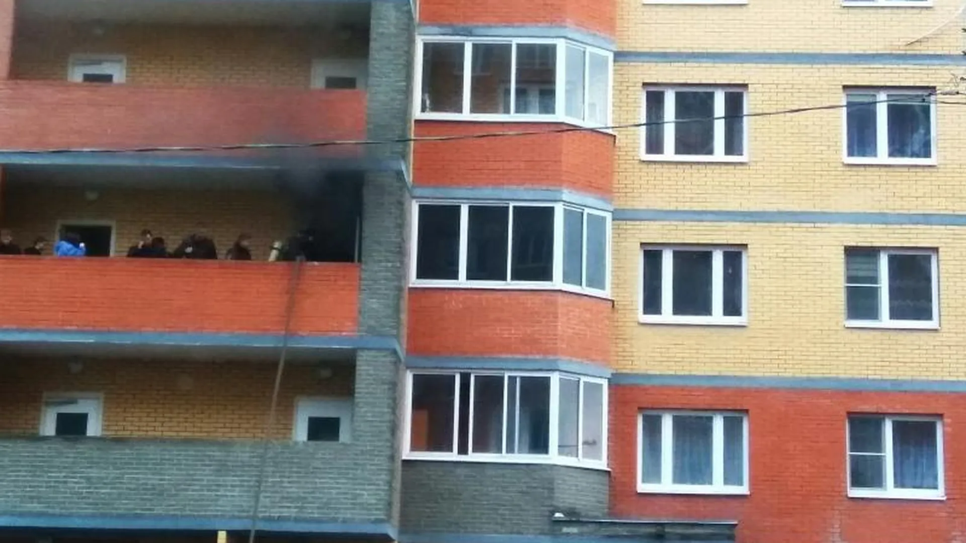 Квартира с людьми загорелась в многоэтажке под Щелковом