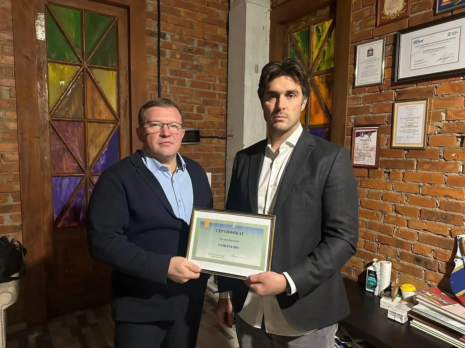 Депутат Мособлдумы вручил сертификат на приобретение генератора отцу мобилизованного
