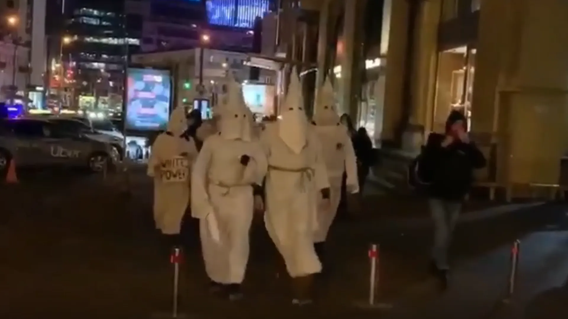 Люди в костюмах ку-клукс-клана вышли на улицы Киева с плакатами White Power