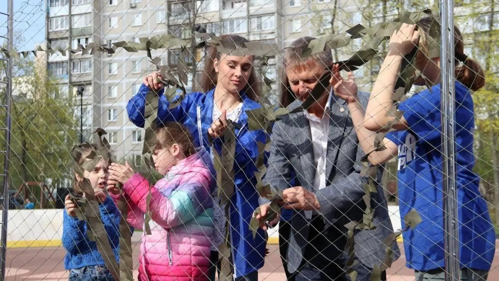 Мастер-класс по плетению маскировочных сетей прошел в Дзержинском