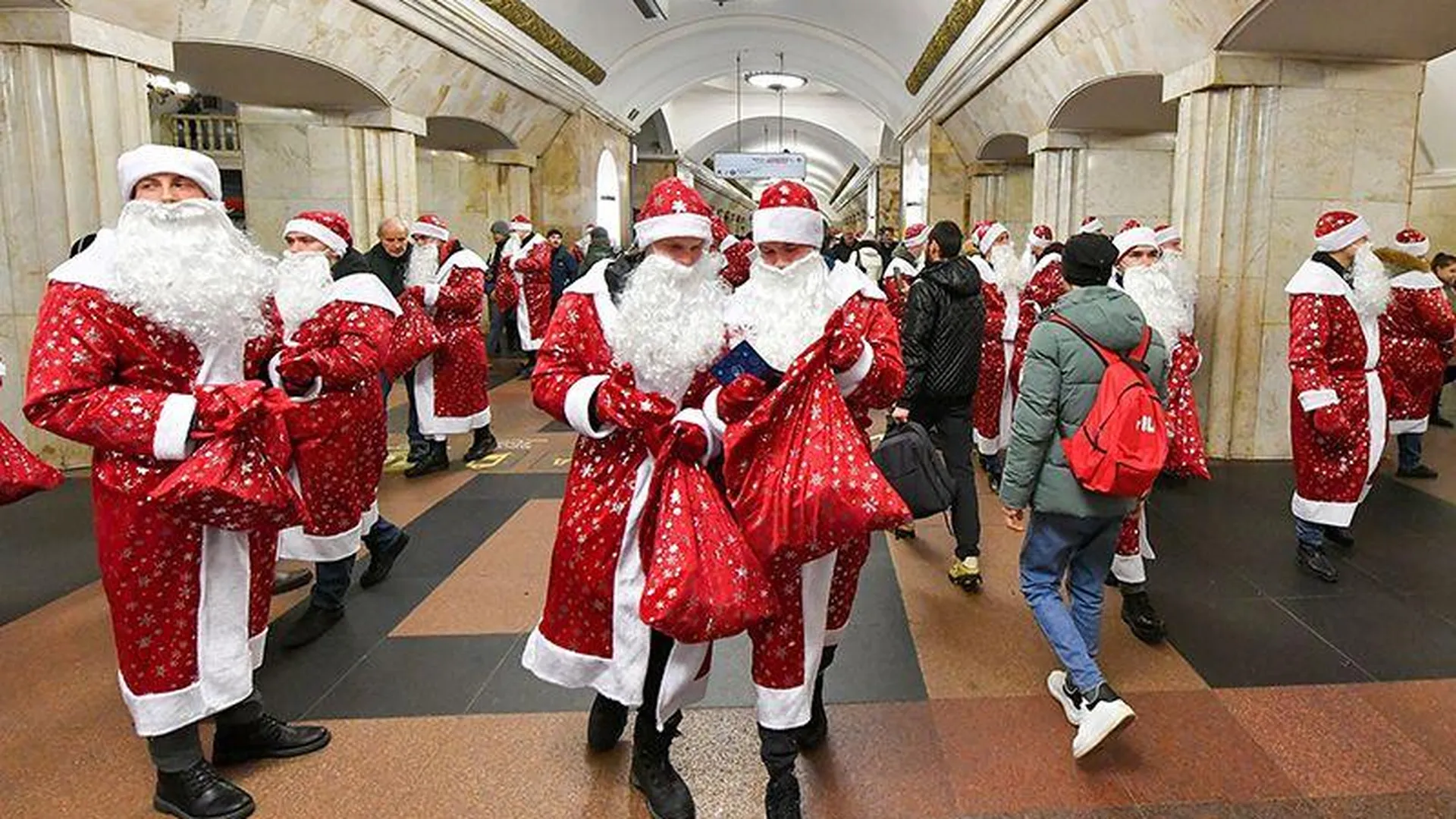 Раскрылась тайна истории с обманутыми на «Курской» Дедами Морозами