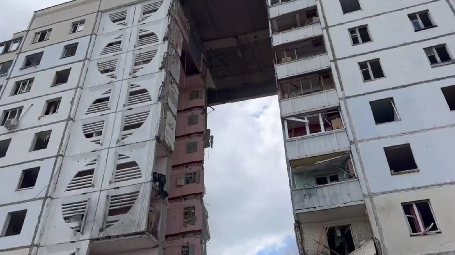 Губернатор Гладков: в Белгороде с десятого по первый этаж обрушился подъезд после массированного удара ВСУ