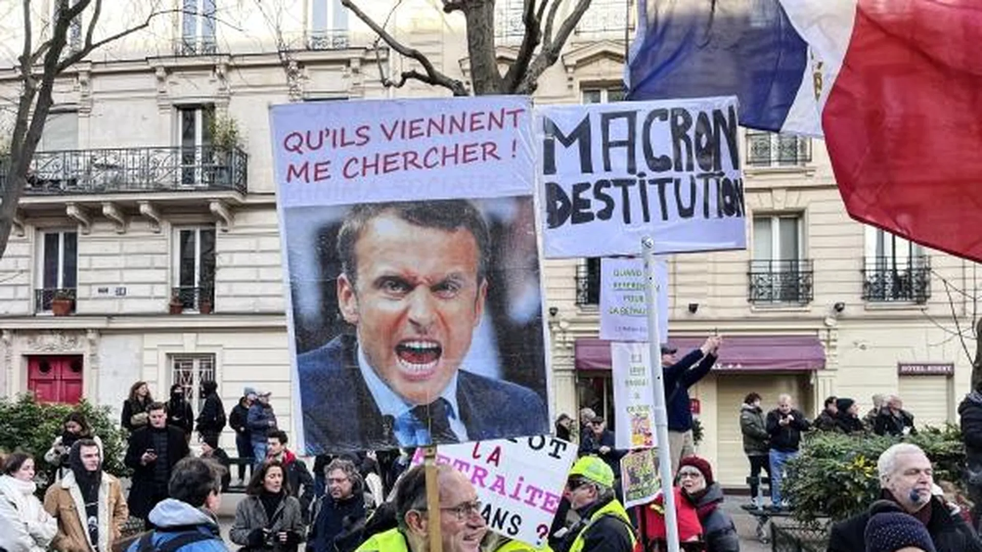 Участники акции протеста в Париже против повышения пенсионного возраста во Франции, 31 марта