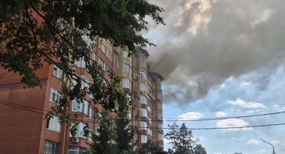 МЧС: на улице Велинга в Подольске загорелась мансарда одного из домов