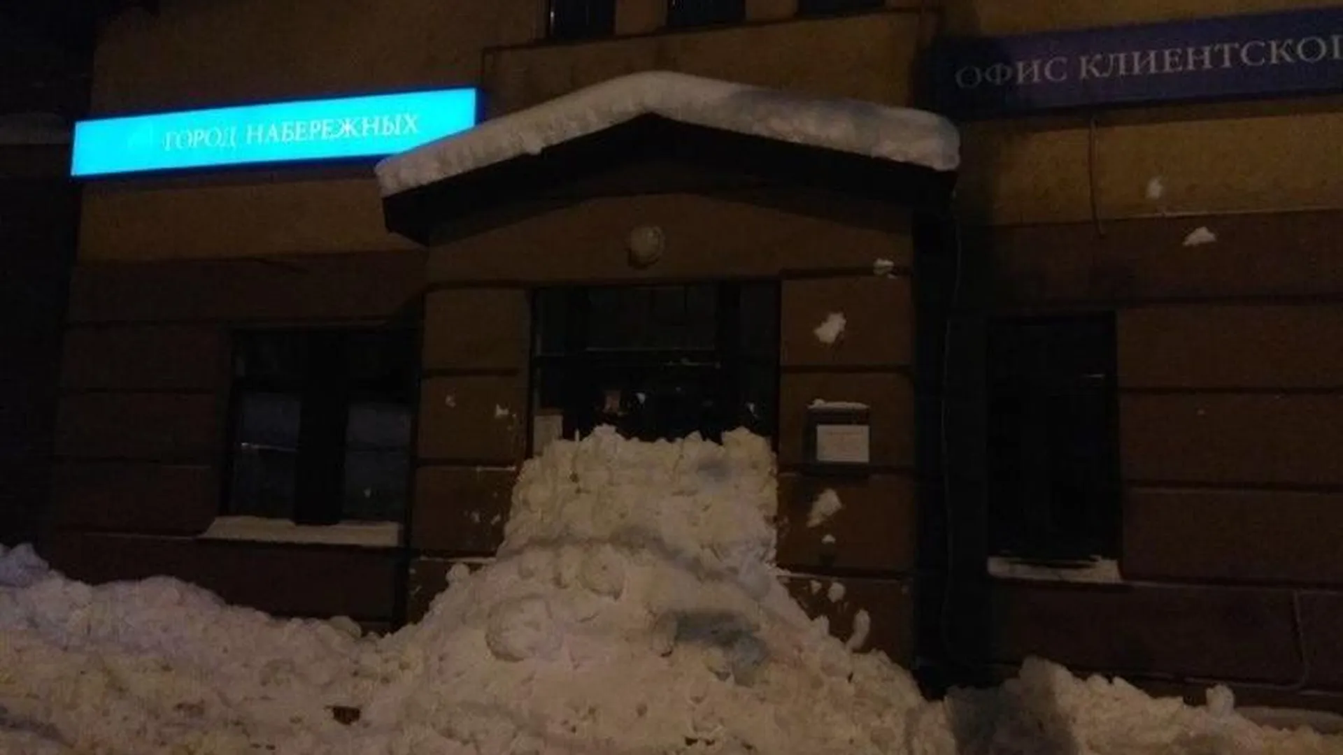 Жители Химок завалили двери управляющей компании снегом