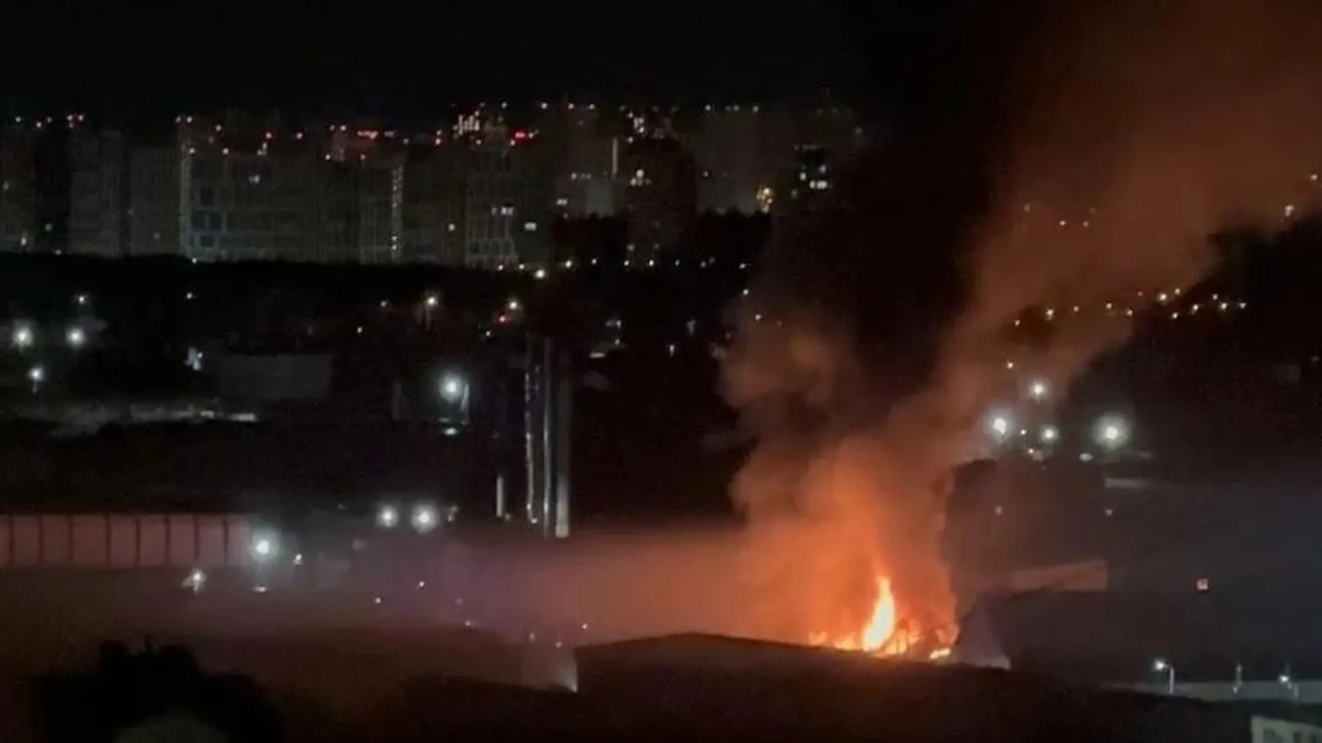 ВСУ ударили по нефтебазе в ЛНР в Ровеньках, начался сильный пожар