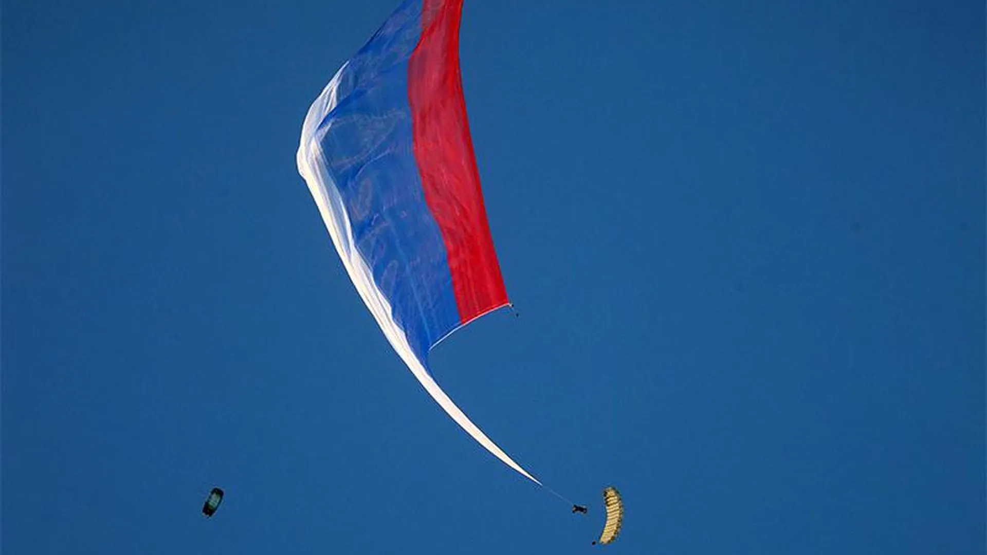 Самое большое знамя: как в Подмосковье отмечали День флага России в разные годы