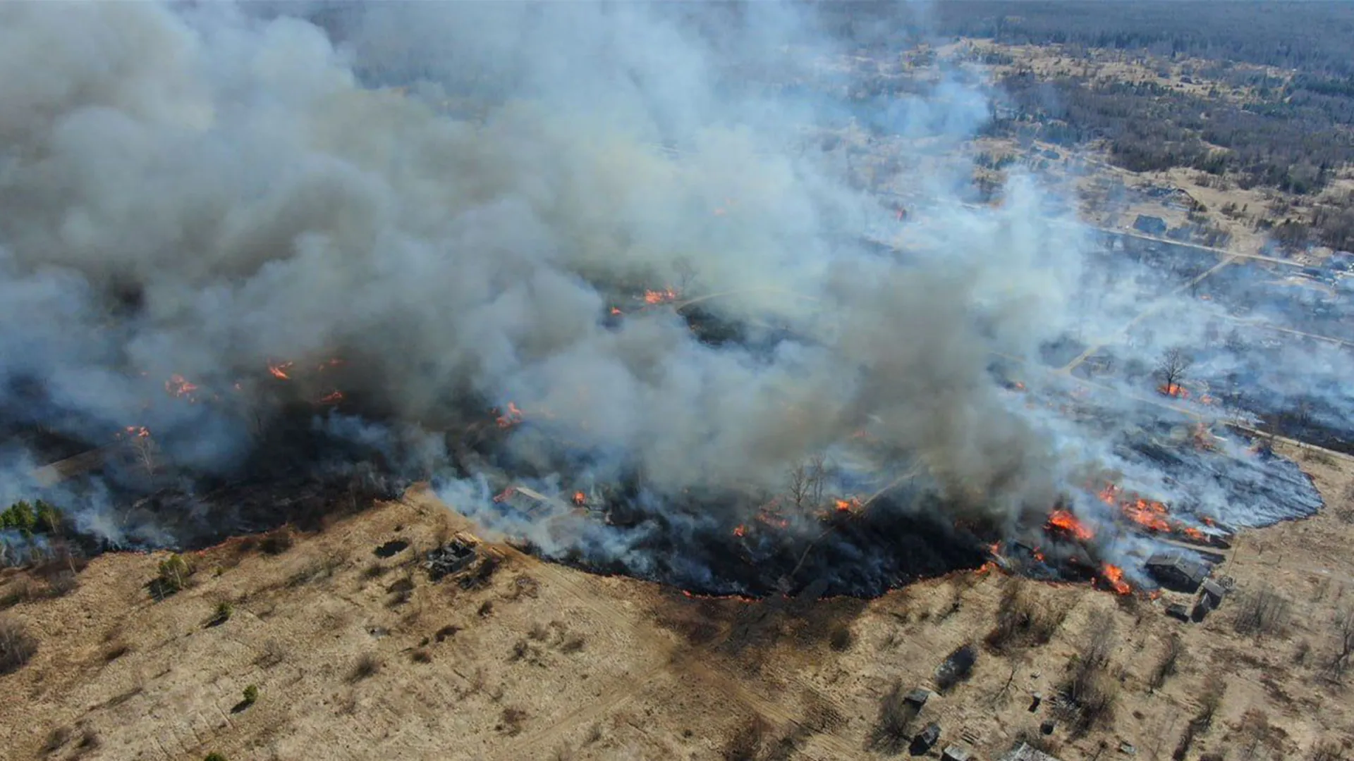 Представитель МВД по Свердловской области рассказал, что происходит в охваченном пожаром поселке Сосьва