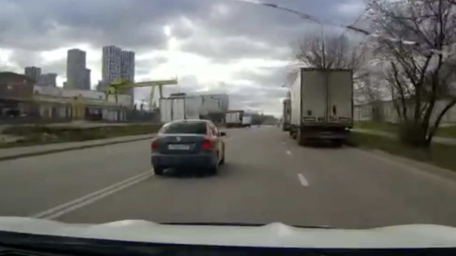 Каршеринговая машина на скорости влетела в бетонный забор на востоке Москвы. Видео