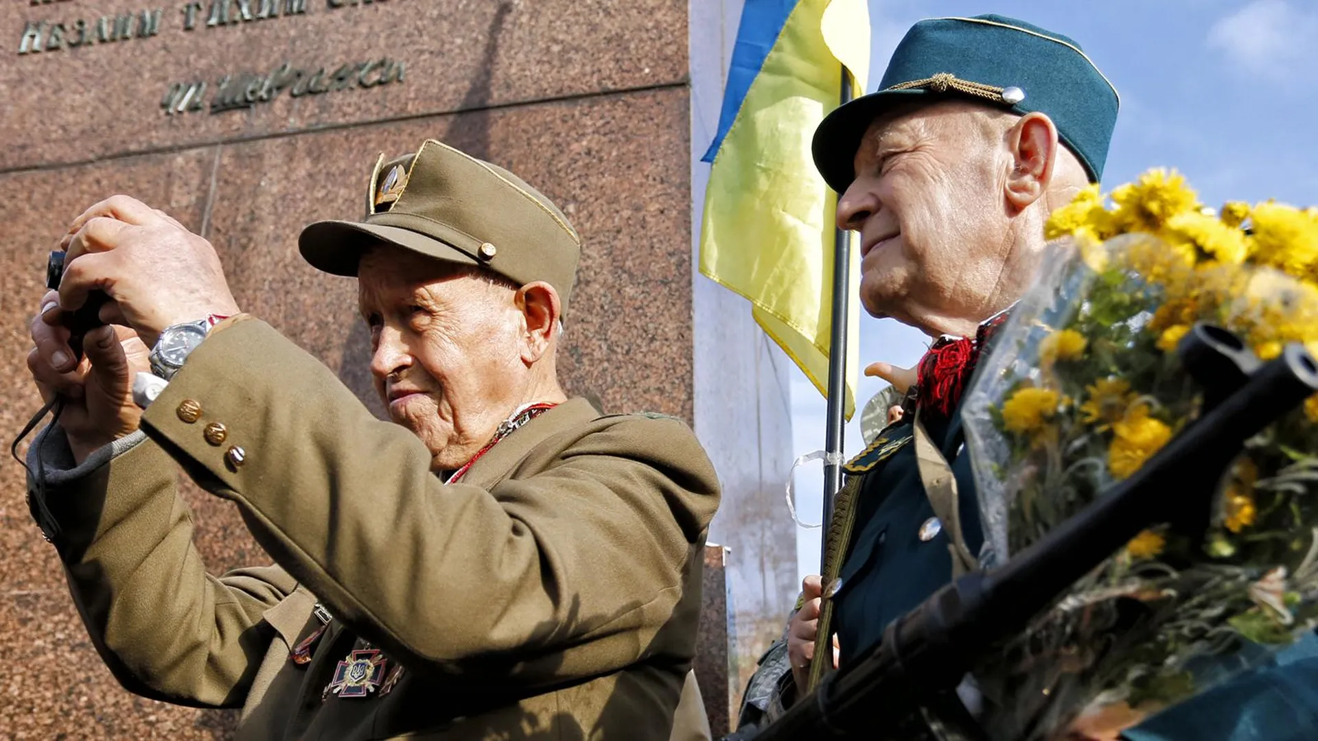Ветераны УПА** приветствуют украинцев. Фото: Maxim Marusenko