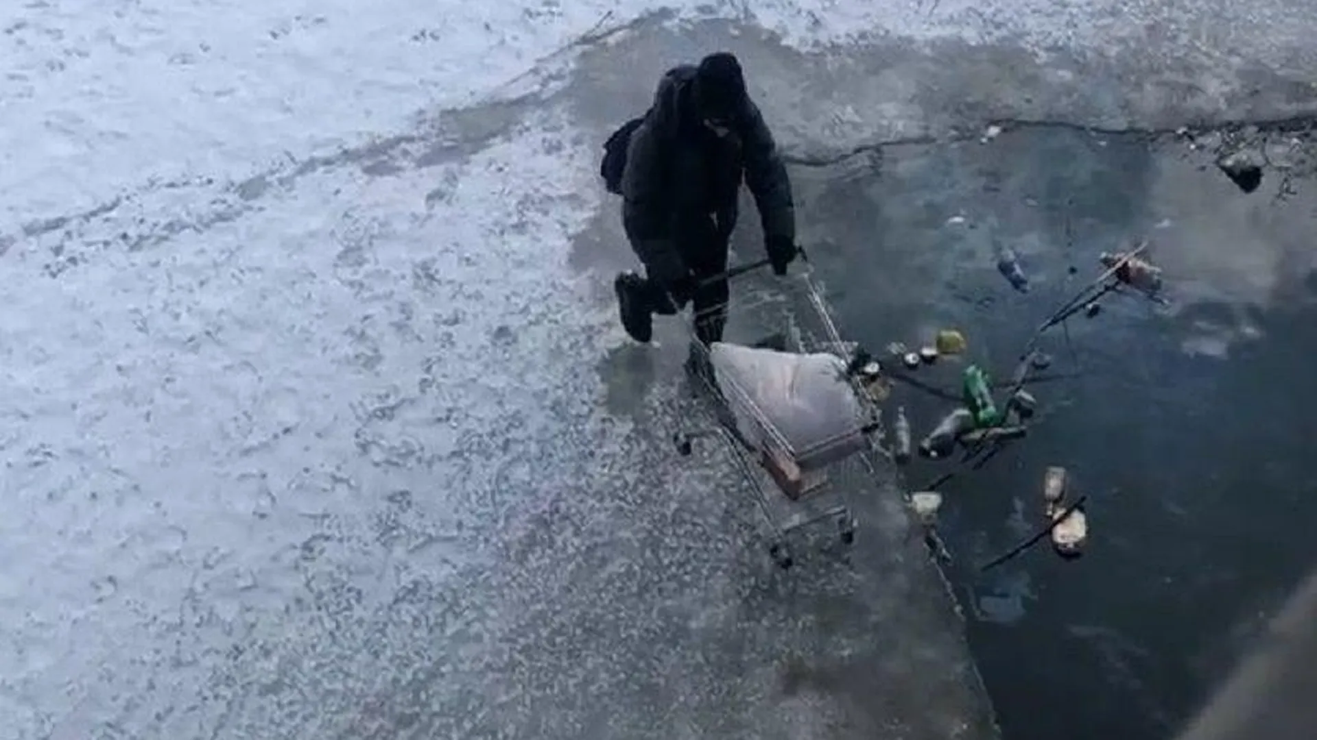 Мужчина с магазинной тележкой провалился под лед в Пушкино