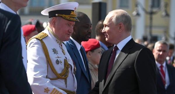 Путин прибыл на парад в честь Дня ВМФ в Петербурге