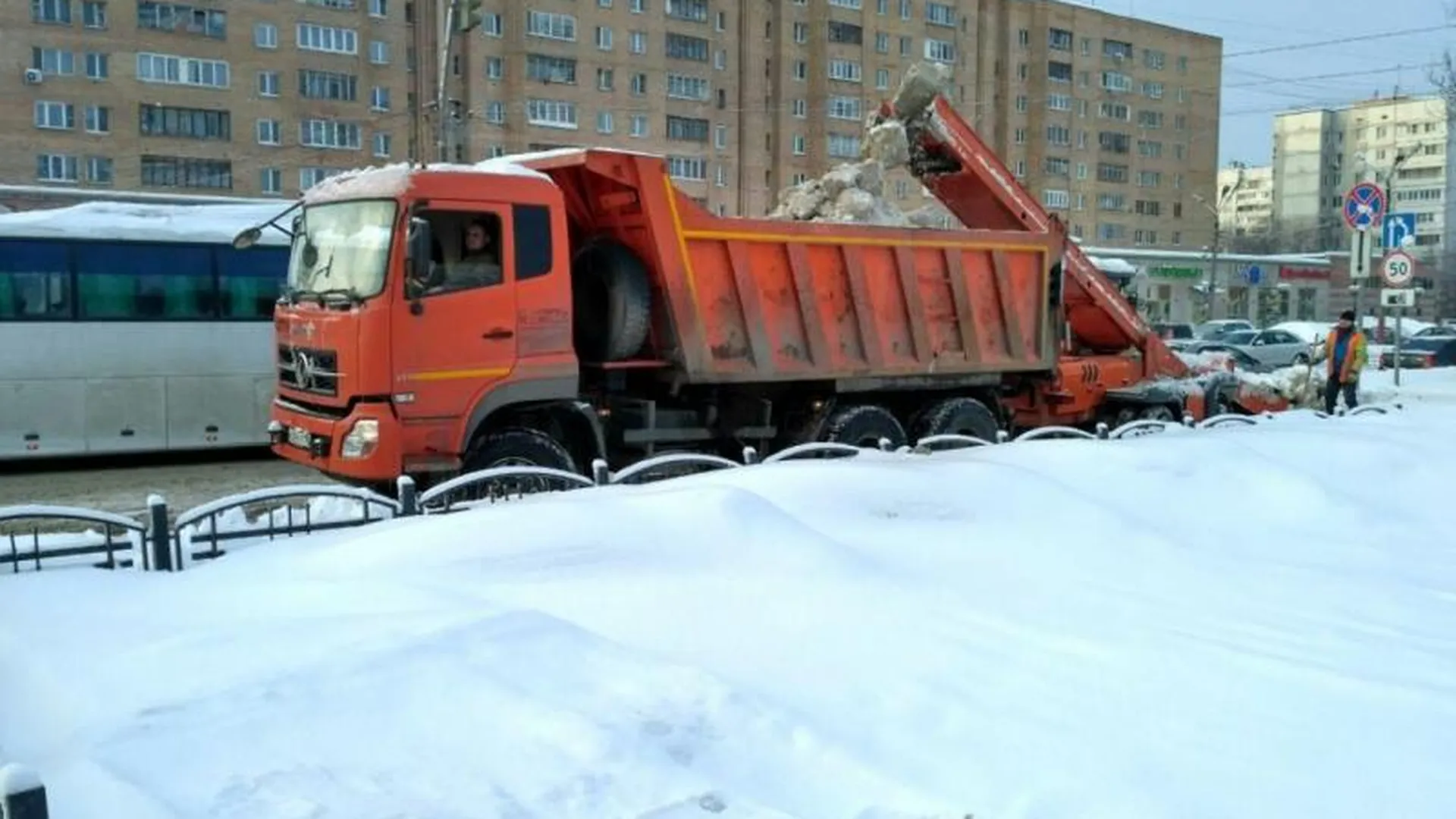 Рекордные 35 тыс кубометров снега вывезли с региональных дорог в Подмосковье