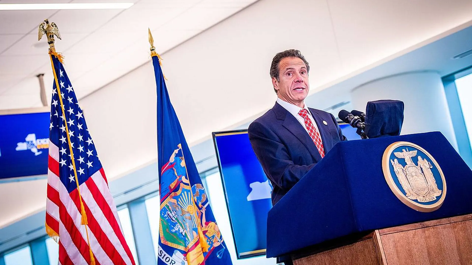 Губернатор штата Нью-Йорк ответил на обвинения в домогательствах