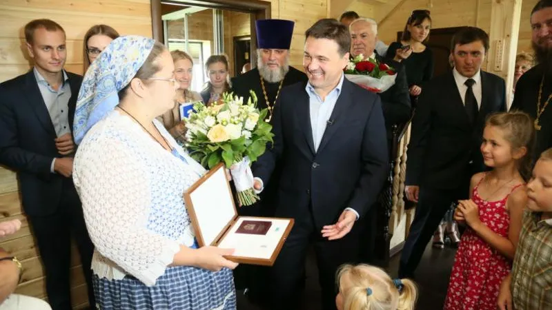 Воробьев вручил многодетной семье в Ступине знак «Материнская слава»