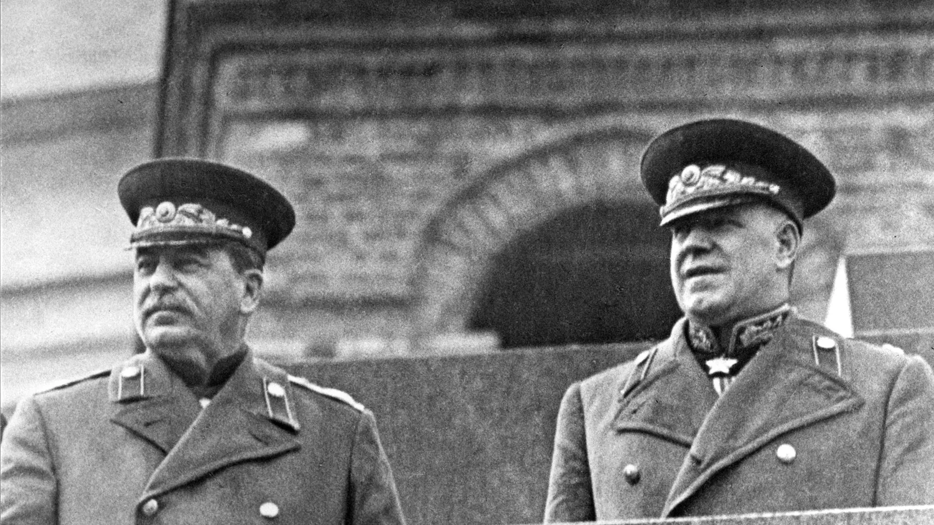 Иосиф Сталин и Георгий Жуков на трибуне мавзолея, 1945 год