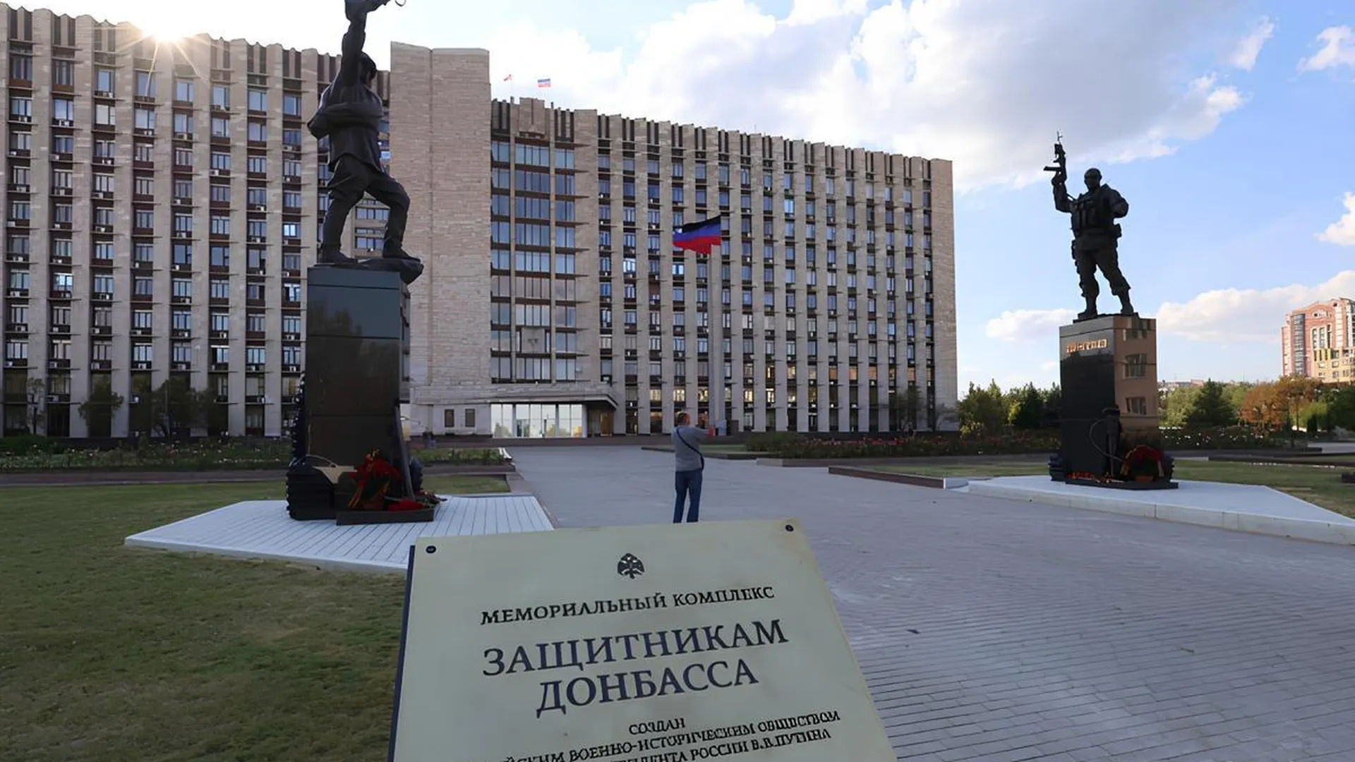 Мемориал защитникам Донбасса накануне 80-летия освобождения региона от фашистов установили на площади перед Домом правительства ДНР в Донецке