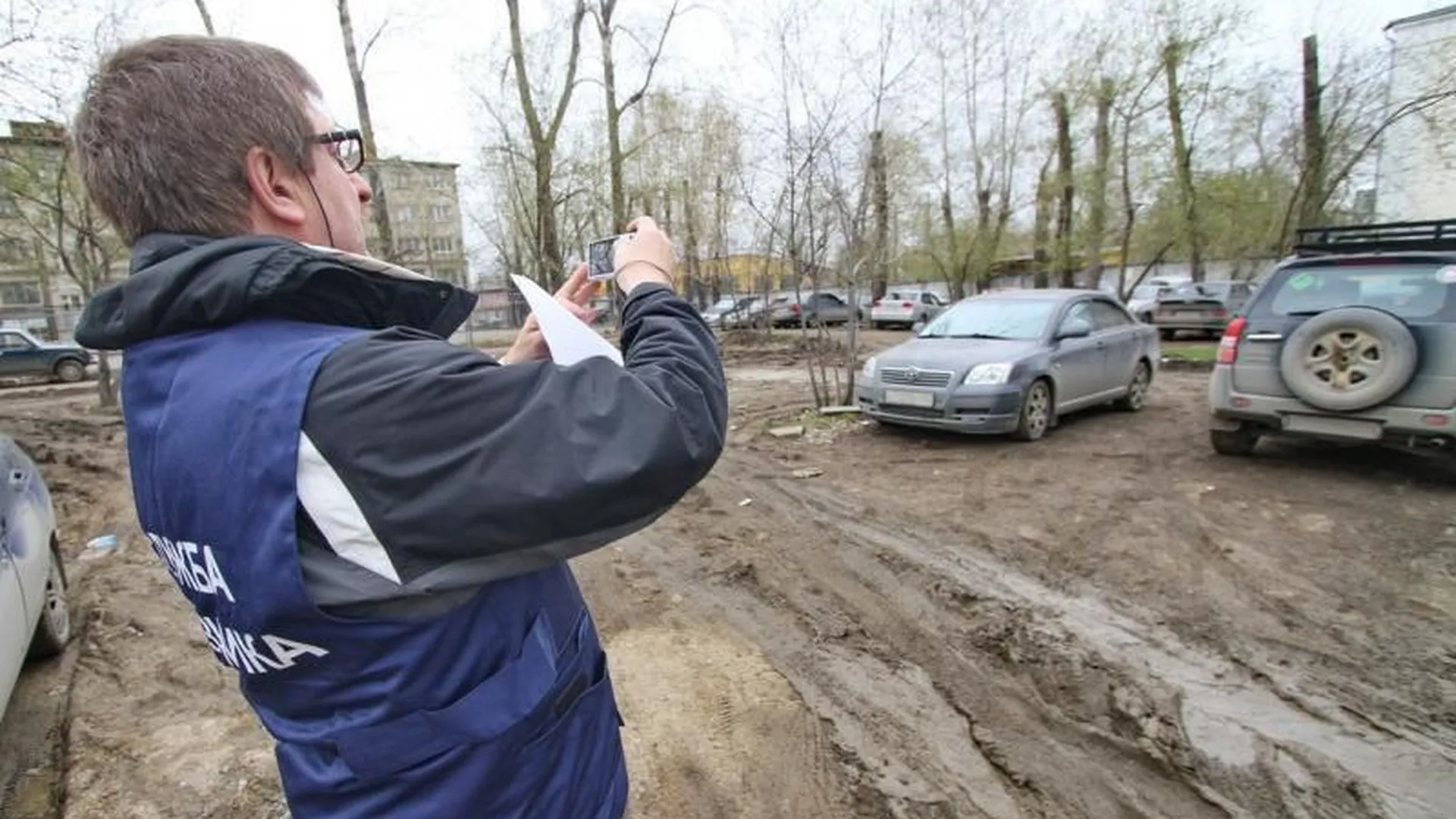 За парковку на газоне в Подмосковье хотят установить единый штраф в 5000 рублей