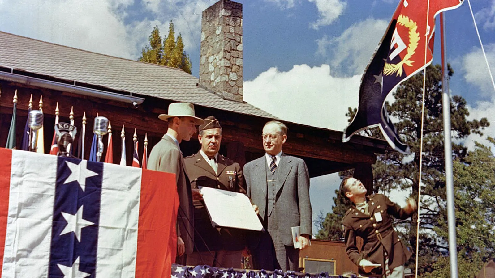 Оппенгеймер (в шляпе) на вручение армейско-флотской премии Калифорнийскому университету, 1945 год