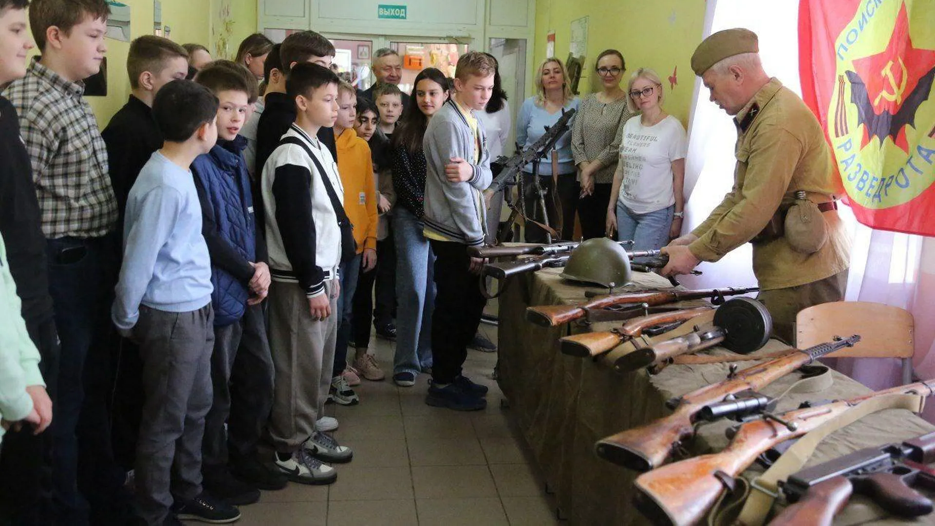 Школьники из Серпухова прикоснулись к истории на выставке «Медицина и стрелковое оружие РККА»