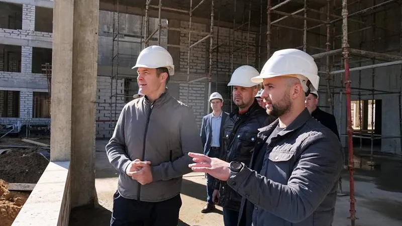 Владимир Волков проверил ход строительства новой школы в Люберцах