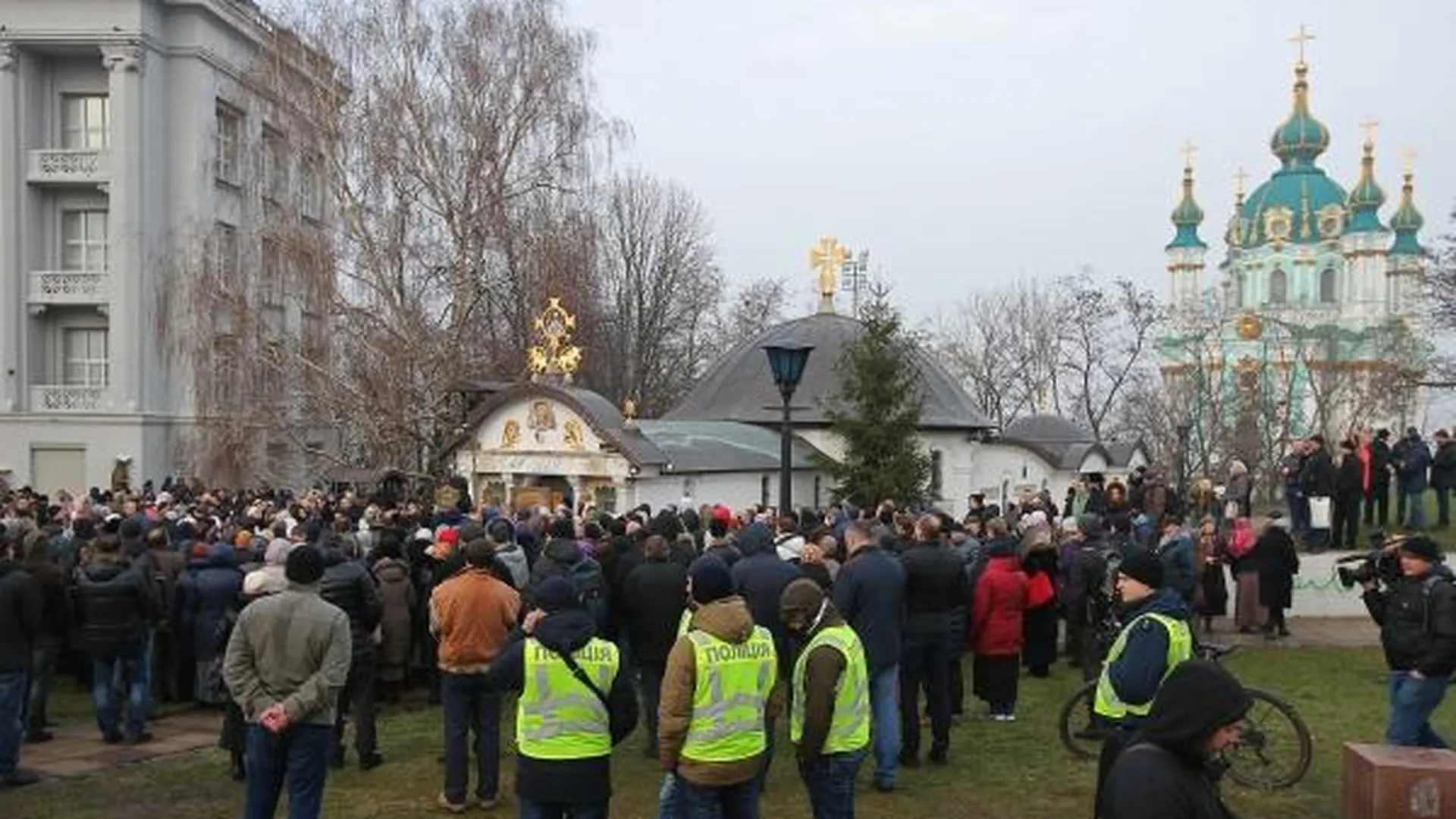 В Киеве ночью снесли часовню Десятинного храма канонической УПЦ