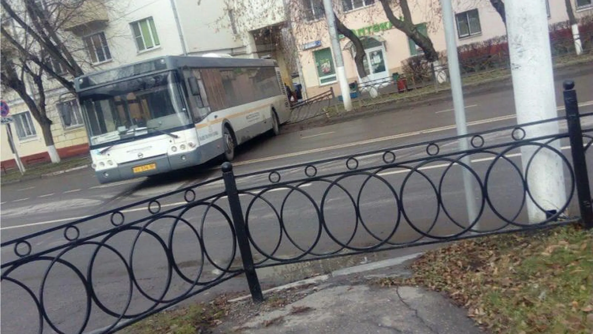 Автобус встал поперек дороги в центре Подольска