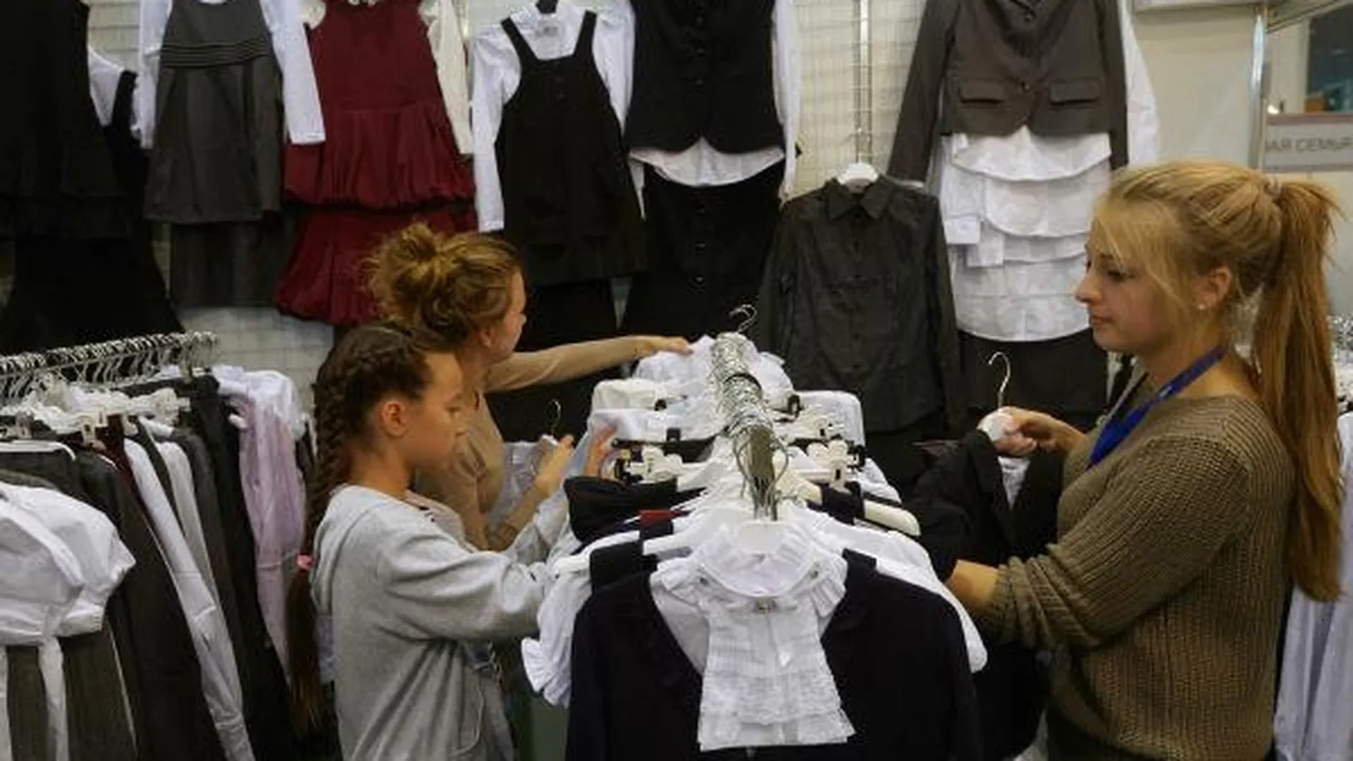 Магазины одежды меняют формат в Подмосковье - министр