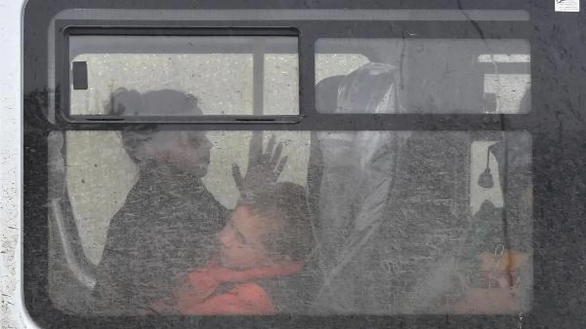 Дети в автобусе, перевозящим беженцев из Изюма, в пункте пропуска «Вериговка-Чугуновка» на российско-украинской границе