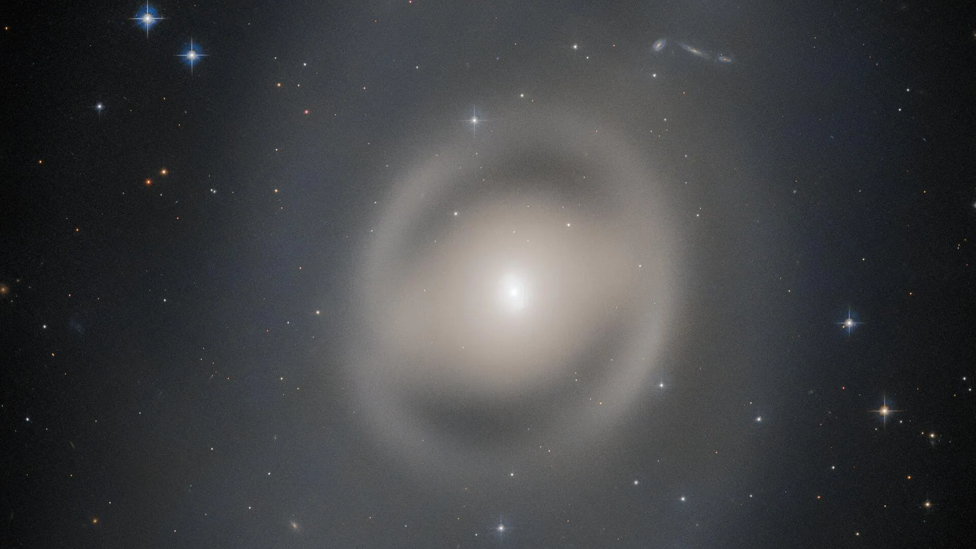 Космический телескоп Hubble сделал снимок галактики-«призрака» | 360°