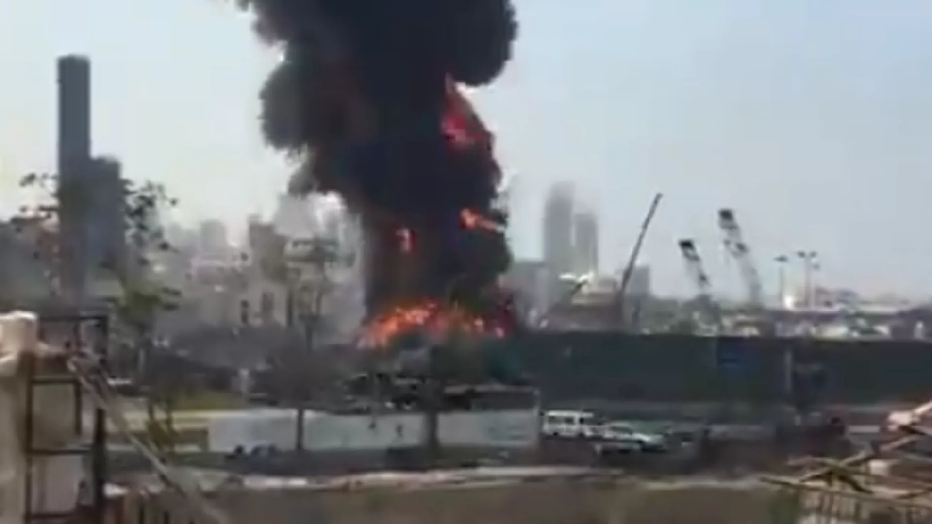 Крупный пожар снова разгорелся в разрушенном Бейруте. Слышны взрывы