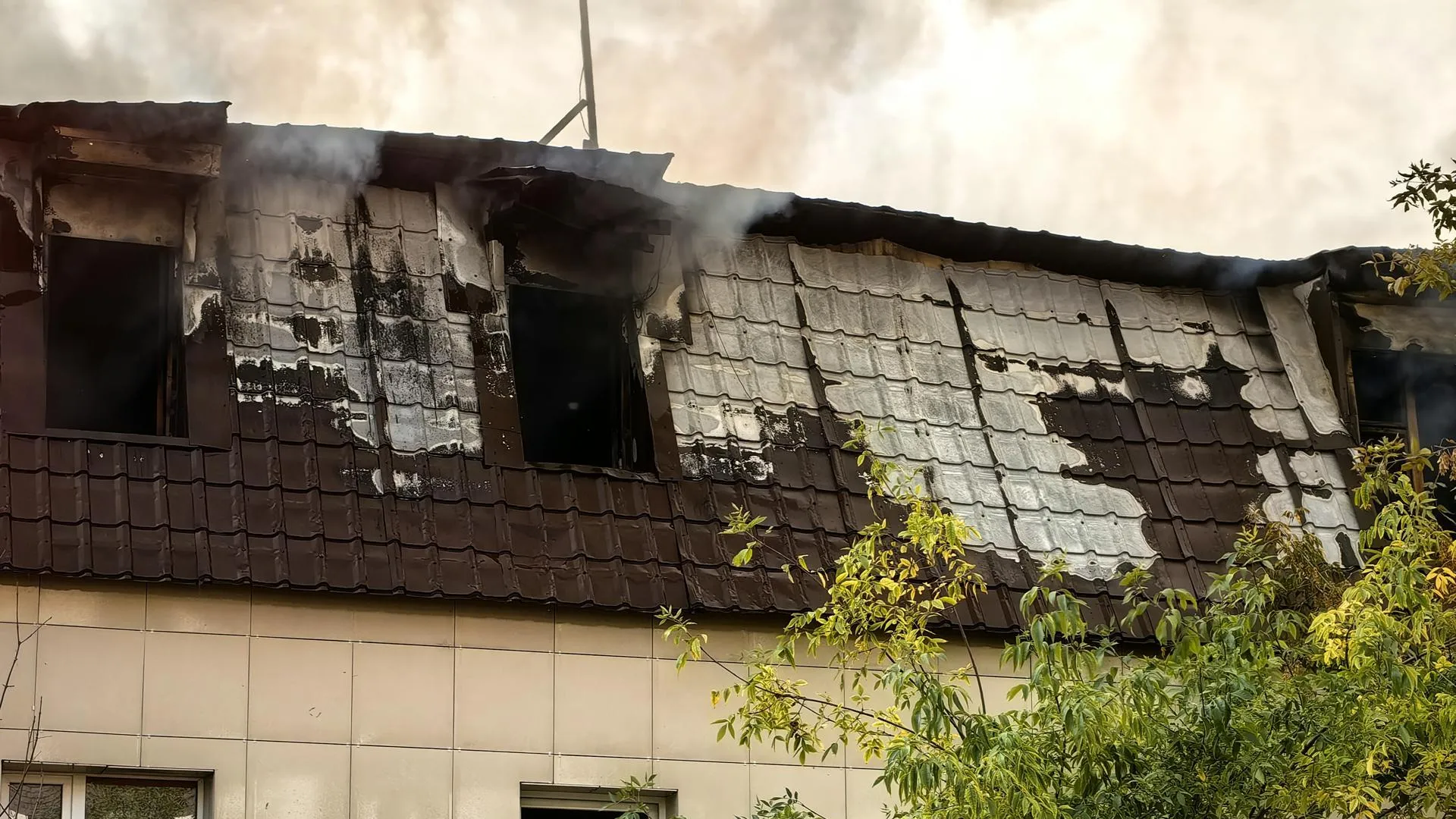 Некоторые арендаторы успели вынести свои вещи и оборудование из горящего здания в Щелково